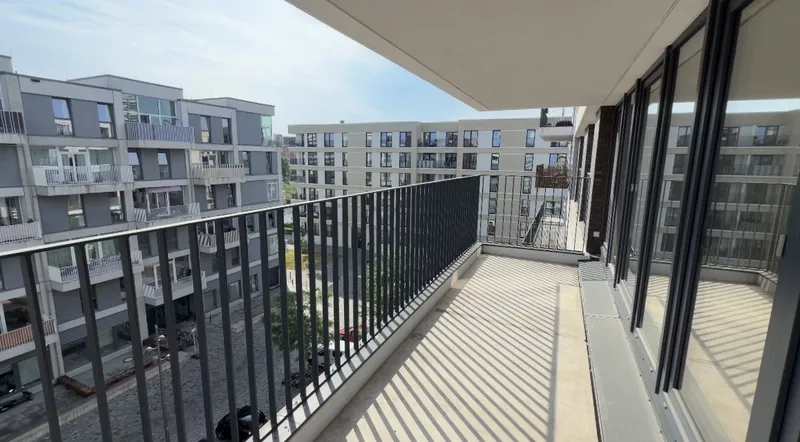 Moderne 3-Zimmerwohnung mit zwei Balkonen und Einbauküche — photo 1